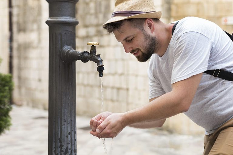 Буріння свердловин на воду: сучасне рішення для стабільного водопостачання Процес буріння свердловини на воду на приватній ділянці із застосуванням сучасної бурової установки